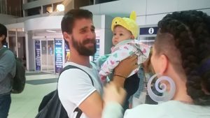 Exatlon Romania Larisa Vasile si Valentin Chis au revenit in Romania de la EXATLON! Iata primele imagini cu cei doi faimosi la aeroport, unde au fost intampinati cu emotii de familiile lor!