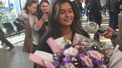 Diana Bulimar a revenit in Romania de la EXATLON! Primele imagini cu fosta gimnasta la aeroport, unde a fost intampinata de familie si prieteni!