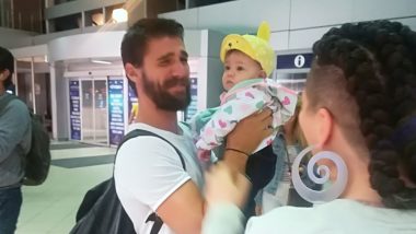 Larisa Vasile si Valentin Chis au revenit in Romania de la EXATLON! Iata primele imagini cu cei doi faimosi la aeroport, unde au fost intampinati cu emotii de familiile lor!