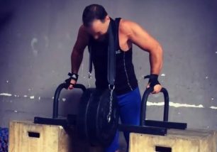 Se pregateste pentru Exatlon? Un actor celebru, filmat pe cand se antrena cu zeci de kilograme agatate de gat! Schimbarea e radicala