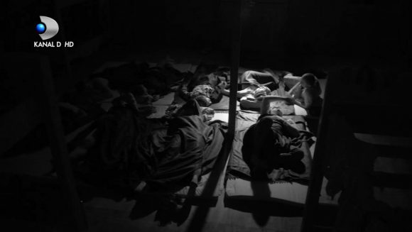 Clipe de panica la baraca pentru o concurenta: ”S-a pus langa mine si era intuneric…”