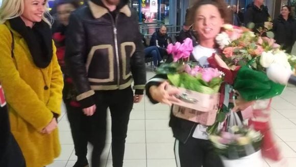 AMI s-a intors in Romania! Primele imagini! Cine este faimosul care a asteptat-o la aeroport!