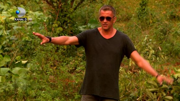 Gabriel Nedelcu, la cutite cu Faimosii! Cine l-a impins si cine a injurat in timpul jocului! Cosmin Cernat, nevoit sa intervina